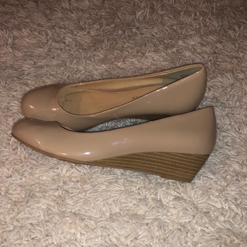 tan shiney wedges